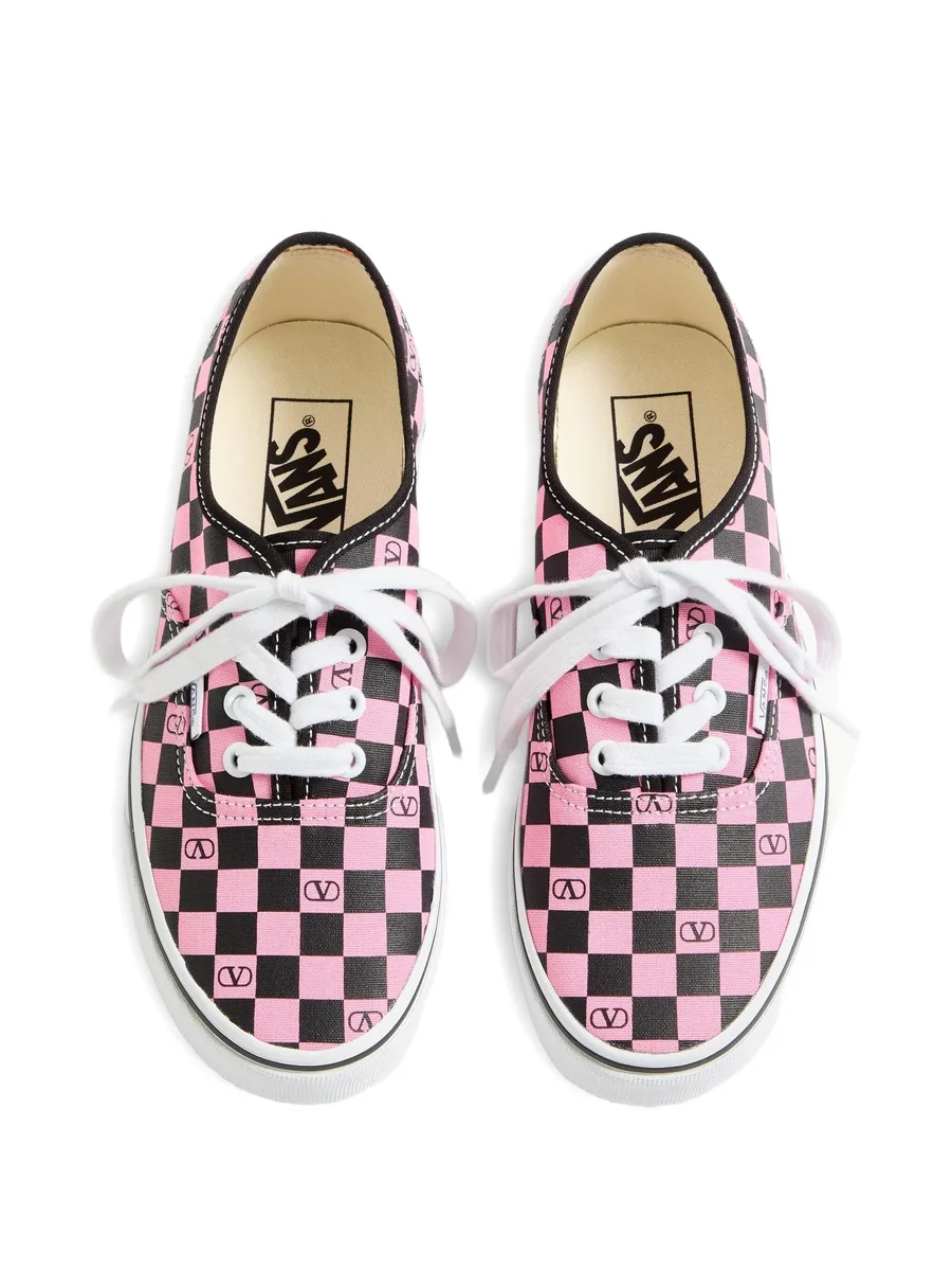 кеды с логотипом VLogo Checkerboard из коллаборации с Vans 7