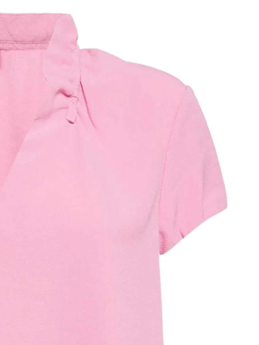 short-sleeve v-neck t-shirt 3